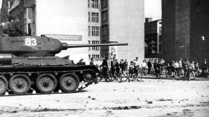 Ein sowjetischer Panzer in den Straßen Berlins am 17. Juni 1953. Foto: Bundesarchiv, B 145 Bild-F005191-0040 / CC-BY-SA